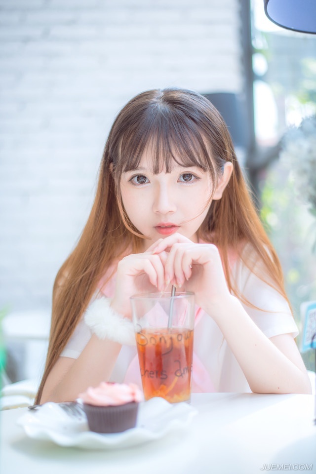 “比之刘璋如何？”庞统没有回答，而是反看向此人，微笑道。